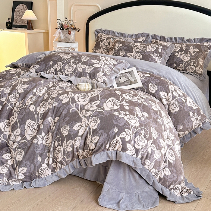 91家纺网 家纺一手货源 找家纺 绘萱家居 2025新款爆款高密消光双层花边牛奶绒四件套印花 洛拉