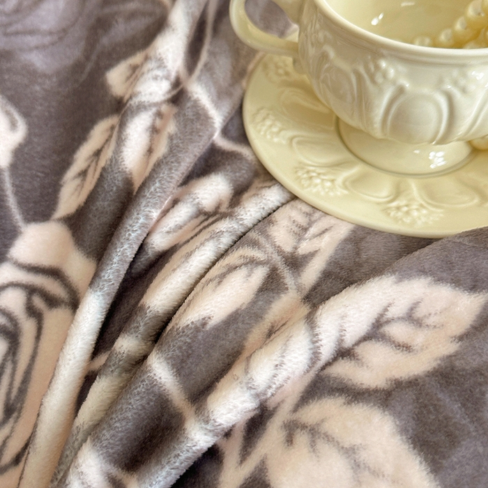 91家纺网 家纺一手货源 找家纺 绘萱家居 2025新款爆款高密消光双层花边牛奶绒四件套印花 洛拉