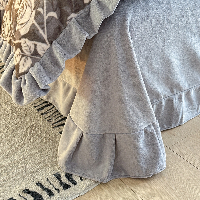 91家纺网 家纺一手货源 找家纺 绘萱家居 2025新款爆款高密消光双层花边牛奶绒四件套印花 洛拉