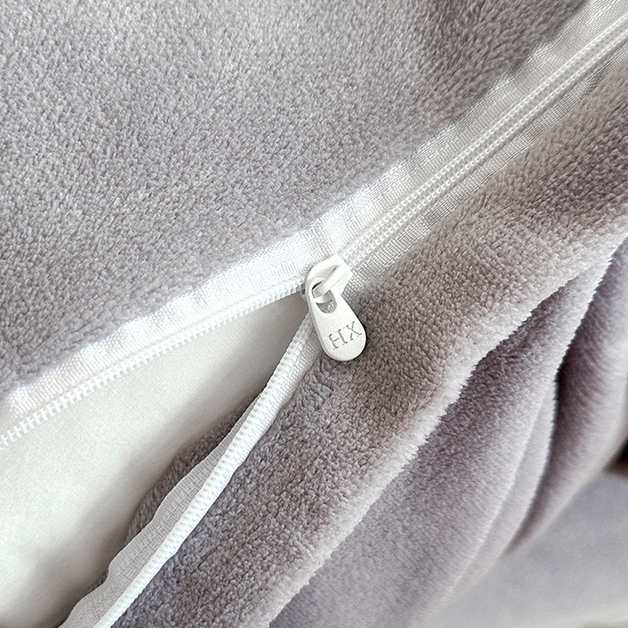 91家纺网 家纺一手货源 找家纺 绘萱家居 2025新款爆款高密消光双层花边牛奶绒四件套印花 洛拉