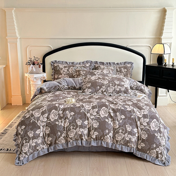 91家纺网 家纺一手货源 找家纺 绘萱家居 2025新款爆款高密消光双层花边牛奶绒四件套印花 洛拉