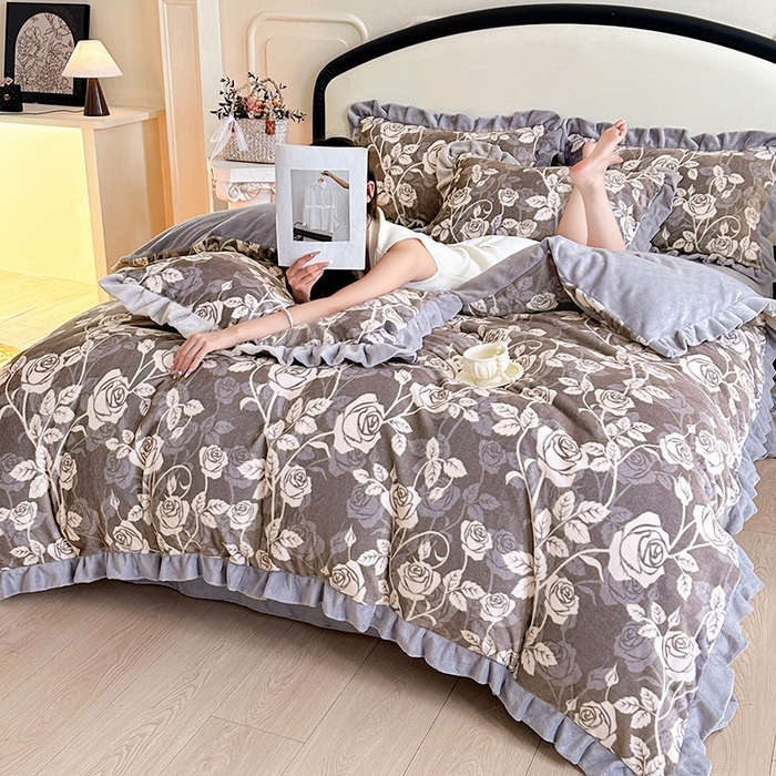 91家纺网 家纺一手货源 找家纺 绘萱家居 2025新款爆款高密消光双层花边牛奶绒四件套印花 洛拉