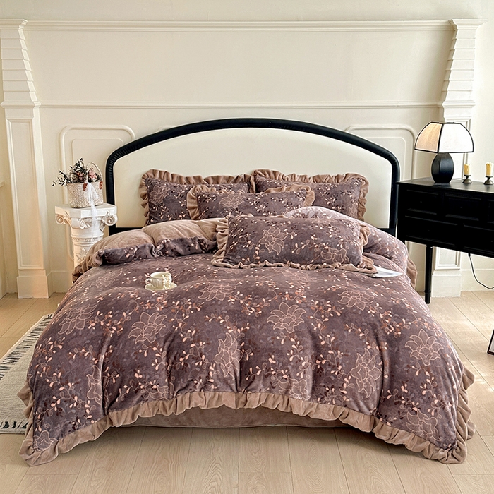 91家纺网 家纺一手货源 找家纺 绘萱家居 2025新款爆款高密消光双层花边牛奶绒四件套印花 千寻