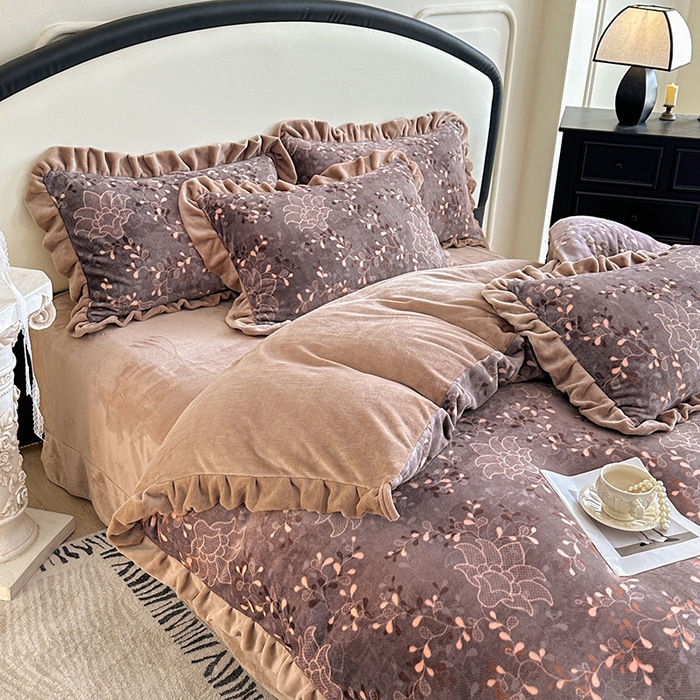 91家纺网 家纺一手货源 找家纺 绘萱家居 2025新款爆款高密消光双层花边牛奶绒四件套印花 千寻