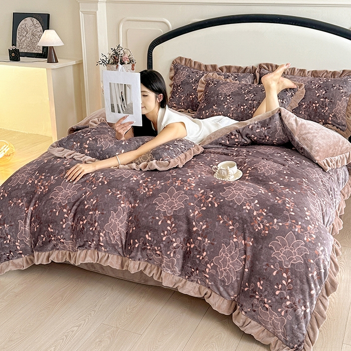 91家纺网 家纺一手货源 找家纺 绘萱家居 2025新款爆款高密消光双层花边牛奶绒四件套印花 千寻