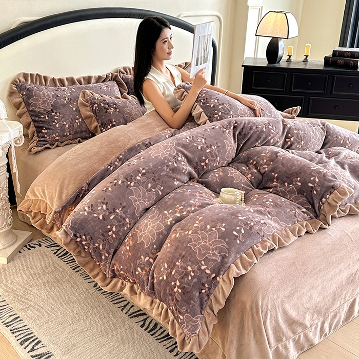 91家纺网 家纺一手货源 找家纺 绘萱家居 2025新款爆款高密消光双层花边牛奶绒四件套印花 千寻