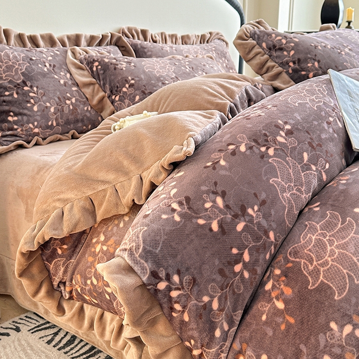 91家纺网 家纺一手货源 找家纺 绘萱家居 2025新款爆款高密消光双层花边牛奶绒四件套印花 千寻