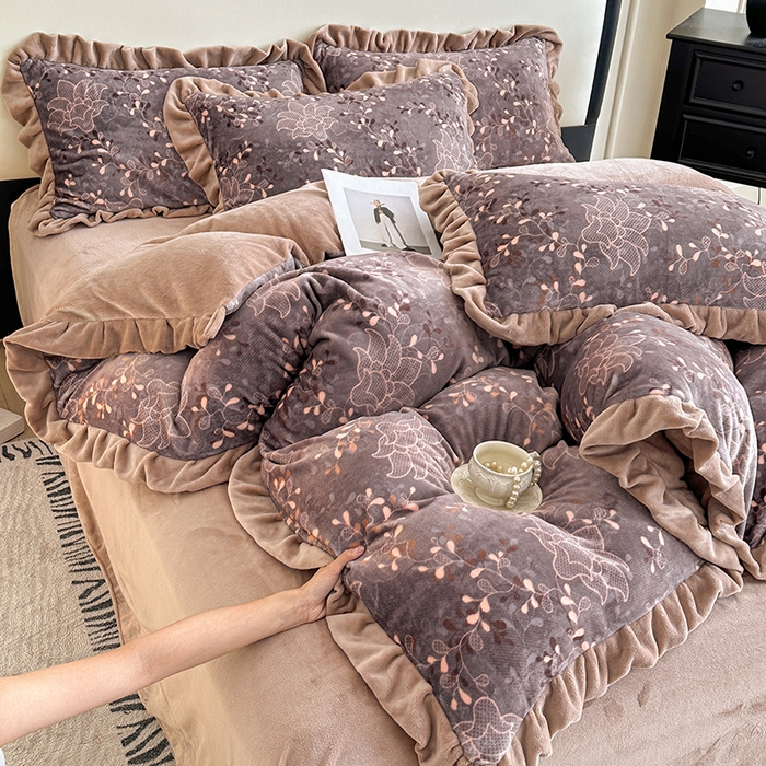 91家纺网 家纺一手货源 找家纺 绘萱家居 2025新款爆款高密消光双层花边牛奶绒四件套印花 千寻