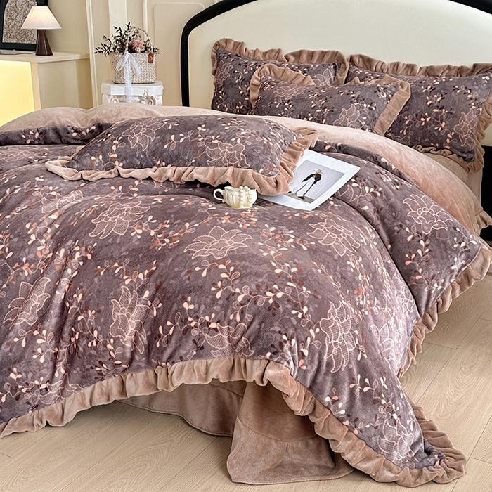 91家纺网 家纺一手货源 找家纺 绘萱家居 2025新款爆款高密消光双层花边牛奶绒四件套印花 千寻