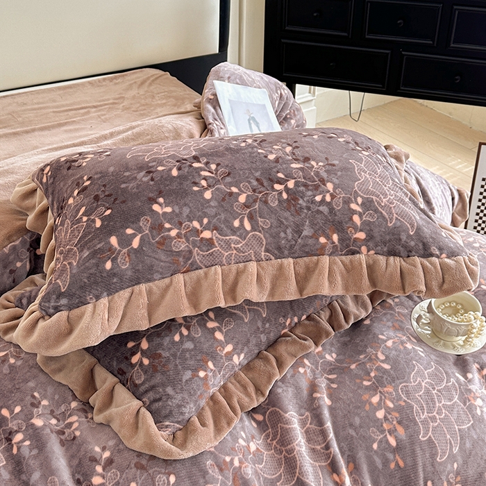 91家纺网 家纺一手货源 找家纺 绘萱家居 2025新款爆款高密消光双层花边牛奶绒四件套印花 千寻