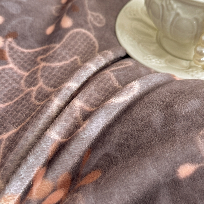 91家纺网 家纺一手货源 找家纺 绘萱家居 2025新款爆款高密消光双层花边牛奶绒四件套印花 千寻