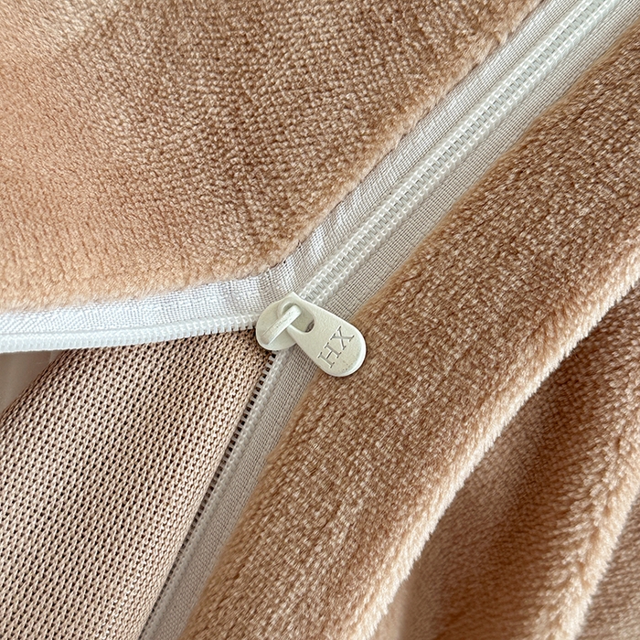 91家纺网 家纺一手货源 找家纺 绘萱家居 2025新款爆款高密消光双层花边牛奶绒四件套印花 千寻