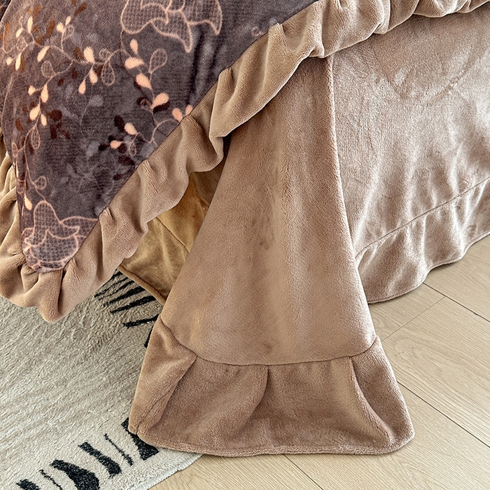 91家纺网 家纺一手货源 找家纺 绘萱家居 2025新款爆款高密消光双层花边牛奶绒四件套印花 千寻