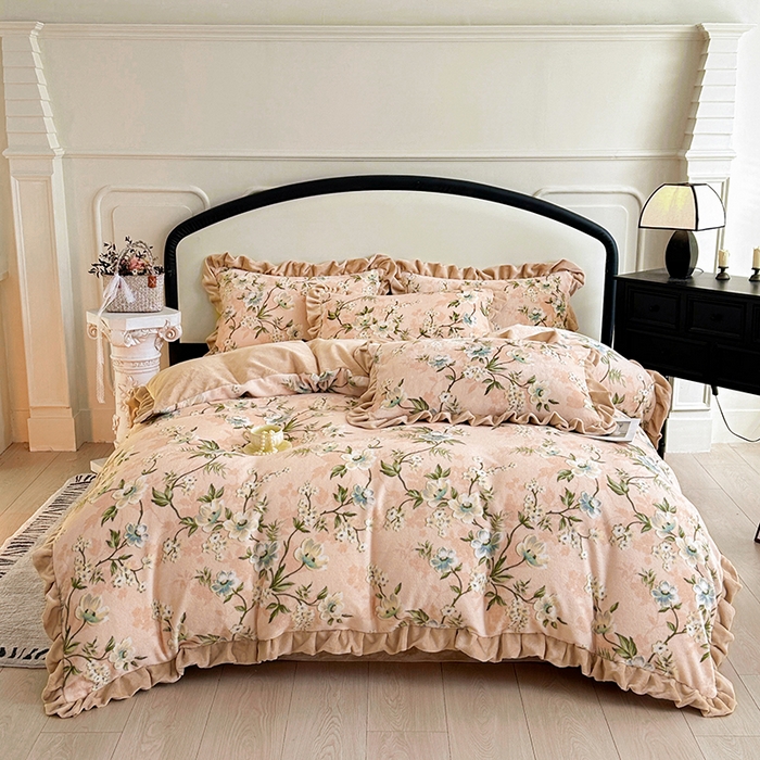 91家纺网 家纺一手货源 找家纺 绘萱家居 2025新款爆款高密消光双层花边牛奶绒四件套印花 清欢