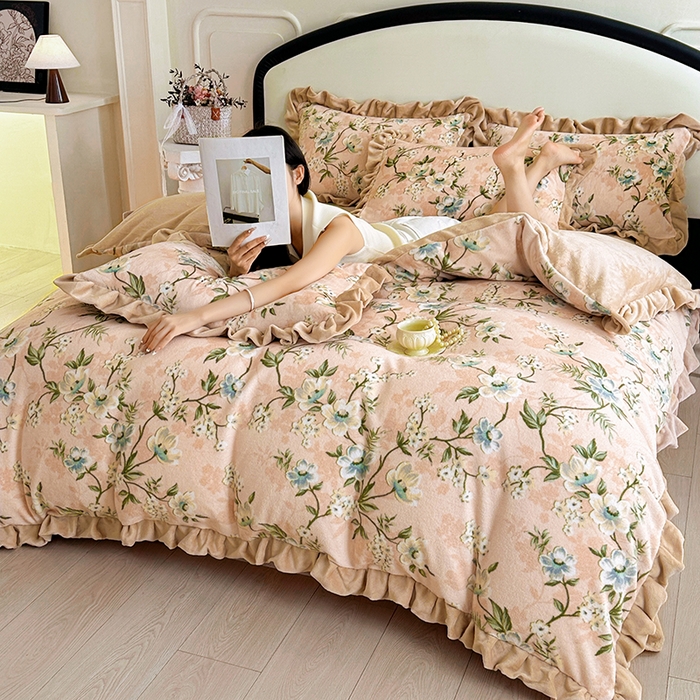 91家纺网 家纺一手货源 找家纺 绘萱家居 2025新款爆款高密消光双层花边牛奶绒四件套印花 清欢