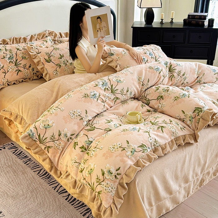 91家纺网 家纺一手货源 找家纺 绘萱家居 2025新款爆款高密消光双层花边牛奶绒四件套印花 清欢