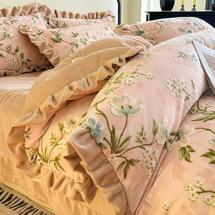 91家纺网 家纺一手货源 找家纺 绘萱家居 2025新款爆款高密消光双层花边牛奶绒四件套印花 清欢