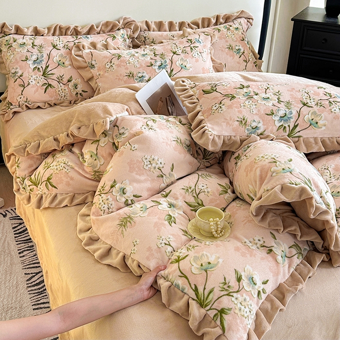 91家纺网 家纺一手货源 找家纺 绘萱家居 2025新款爆款高密消光双层花边牛奶绒四件套印花 清欢