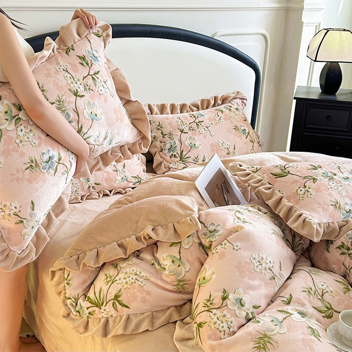 91家纺网 家纺一手货源 找家纺 绘萱家居 2025新款爆款高密消光双层花边牛奶绒四件套印花 清欢