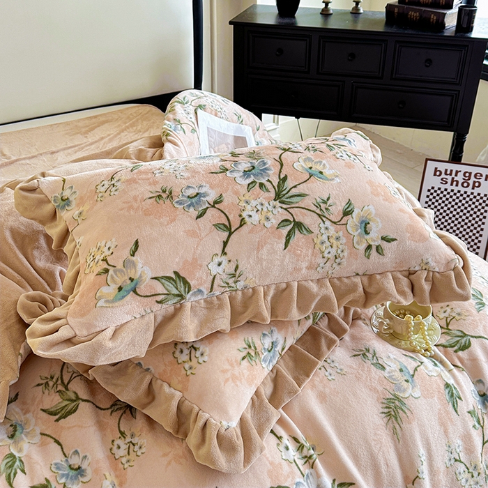 91家纺网 家纺一手货源 找家纺 绘萱家居 2025新款爆款高密消光双层花边牛奶绒四件套印花 清欢