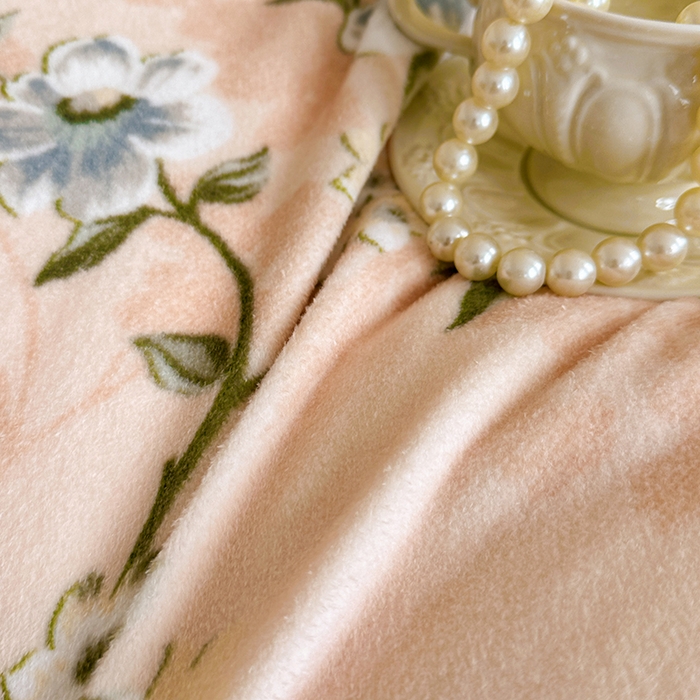 91家纺网 家纺一手货源 找家纺 绘萱家居 2025新款爆款高密消光双层花边牛奶绒四件套印花 清欢