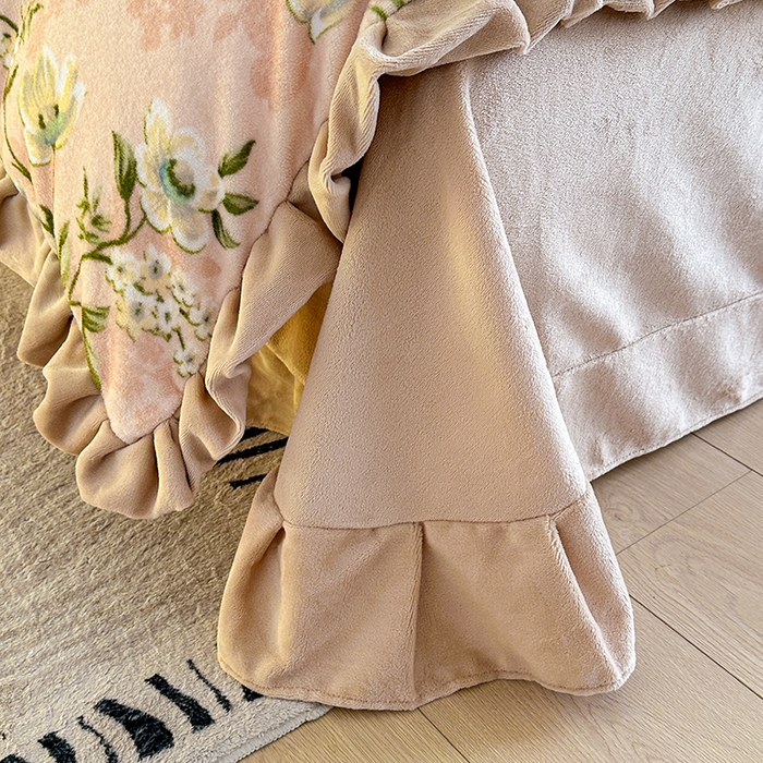 91家纺网 家纺一手货源 找家纺 绘萱家居 2025新款爆款高密消光双层花边牛奶绒四件套印花 清欢