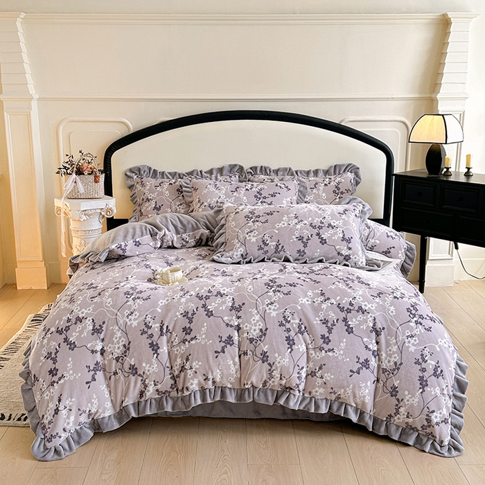 91家纺网 家纺一手货源 找家纺 绘萱家居 2025新款爆款高密消光双层花边牛奶绒四件套印花 瑞莎