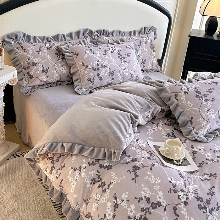 91家纺网 家纺一手货源 找家纺 绘萱家居 2025新款爆款高密消光双层花边牛奶绒四件套印花 瑞莎