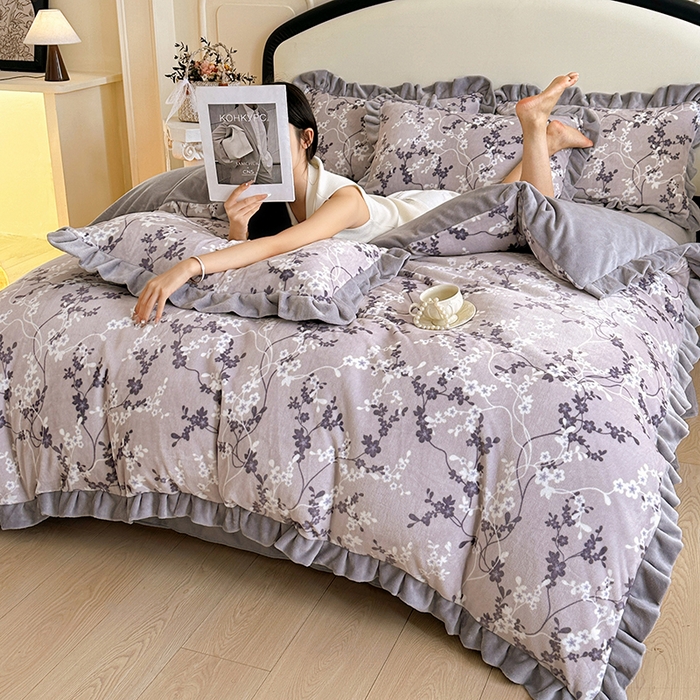 91家纺网 家纺一手货源 找家纺 绘萱家居 2025新款爆款高密消光双层花边牛奶绒四件套印花 瑞莎