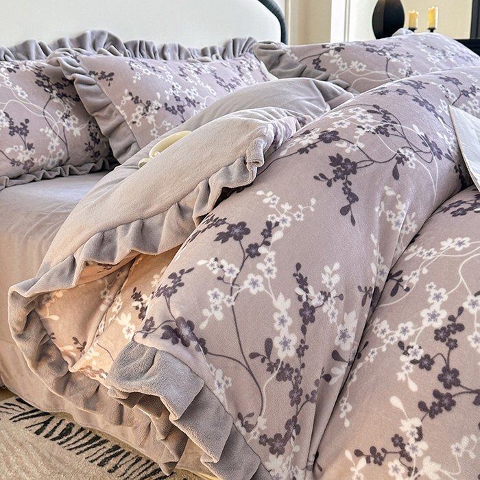 91家纺网 家纺一手货源 找家纺 绘萱家居 2025新款爆款高密消光双层花边牛奶绒四件套印花 瑞莎