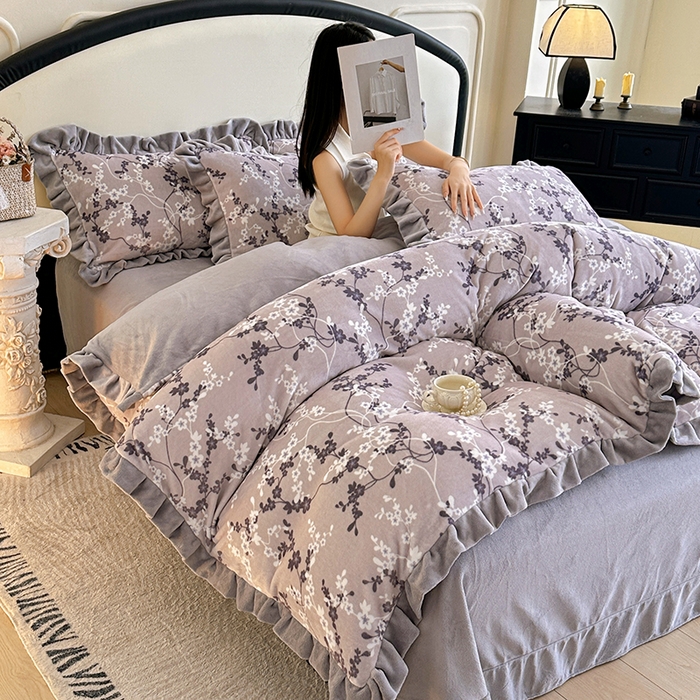 91家纺网 家纺一手货源 找家纺 绘萱家居 2025新款爆款高密消光双层花边牛奶绒四件套印花 瑞莎