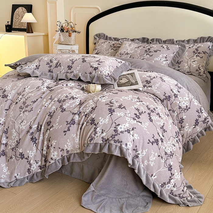 91家纺网 家纺一手货源 找家纺 绘萱家居 2025新款爆款高密消光双层花边牛奶绒四件套印花 瑞莎