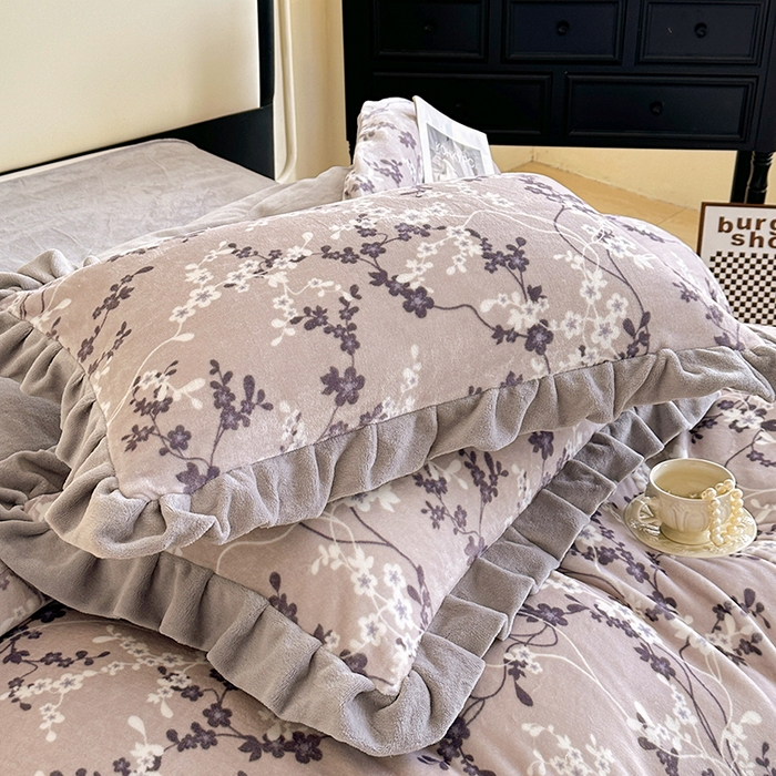 91家纺网 家纺一手货源 找家纺 绘萱家居 2025新款爆款高密消光双层花边牛奶绒四件套印花 瑞莎