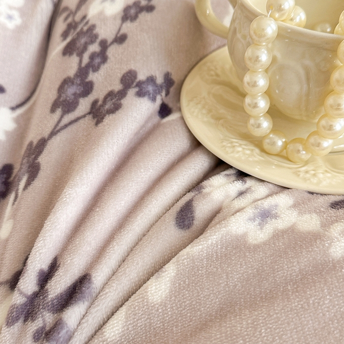 91家纺网 家纺一手货源 找家纺 绘萱家居 2025新款爆款高密消光双层花边牛奶绒四件套印花 瑞莎