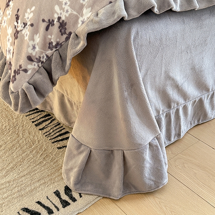 91家纺网 家纺一手货源 找家纺 绘萱家居 2025新款爆款高密消光双层花边牛奶绒四件套印花 瑞莎