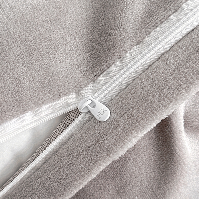 91家纺网 家纺一手货源 找家纺 绘萱家居 2025新款爆款高密消光双层花边牛奶绒四件套印花 瑞莎