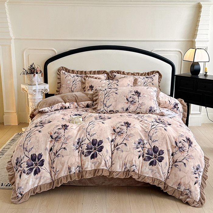 91家纺网 家纺一手货源 找家纺 绘萱家居 2025新款爆款高密消光双层花边牛奶绒四件套印花 幽幽花香