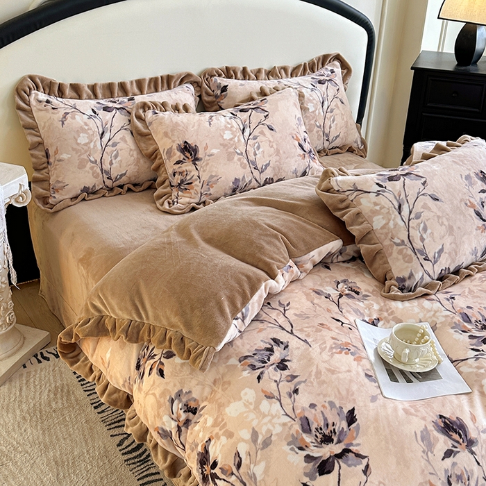 91家纺网 家纺一手货源 找家纺 绘萱家居 2025新款爆款高密消光双层花边牛奶绒四件套印花 幽幽花香