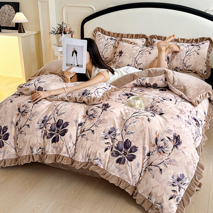 91家纺网 家纺一手货源 找家纺 绘萱家居 2025新款爆款高密消光双层花边牛奶绒四件套印花 幽幽花香