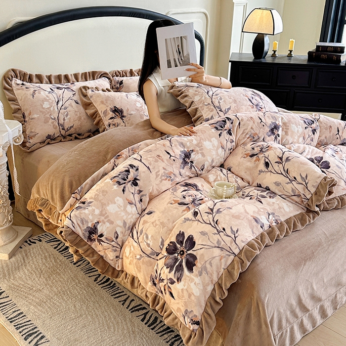 91家纺网 家纺一手货源 找家纺 绘萱家居 2025新款爆款高密消光双层花边牛奶绒四件套印花 幽幽花香