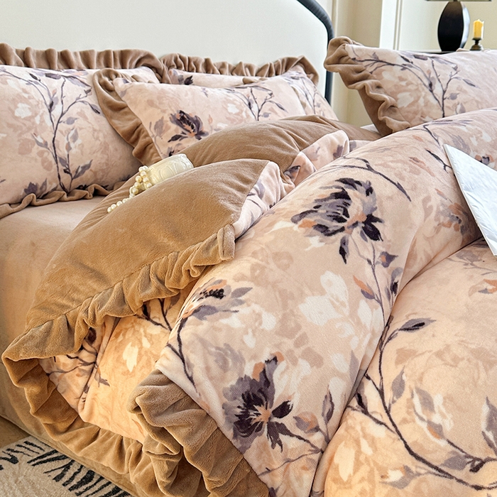 91家纺网 家纺一手货源 找家纺 绘萱家居 2025新款爆款高密消光双层花边牛奶绒四件套印花 幽幽花香