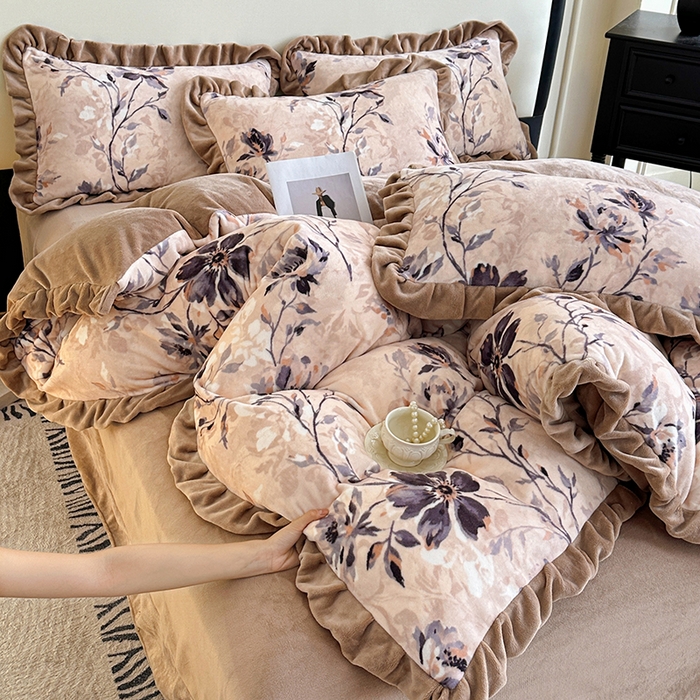 91家纺网 家纺一手货源 找家纺 绘萱家居 2025新款爆款高密消光双层花边牛奶绒四件套印花 幽幽花香