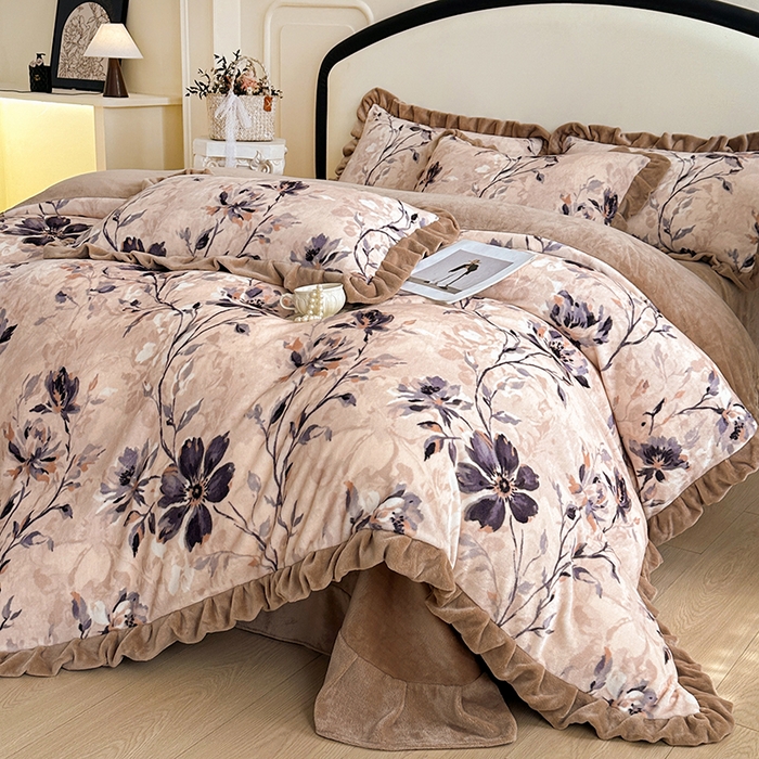 91家纺网 家纺一手货源 找家纺 绘萱家居 2025新款爆款高密消光双层花边牛奶绒四件套印花 幽幽花香