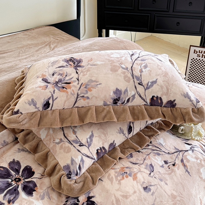 91家纺网 家纺一手货源 找家纺 绘萱家居 2025新款爆款高密消光双层花边牛奶绒四件套印花 幽幽花香