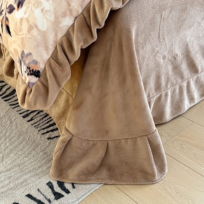 91家纺网 家纺一手货源 找家纺 绘萱家居 2025新款爆款高密消光双层花边牛奶绒四件套印花 幽幽花香