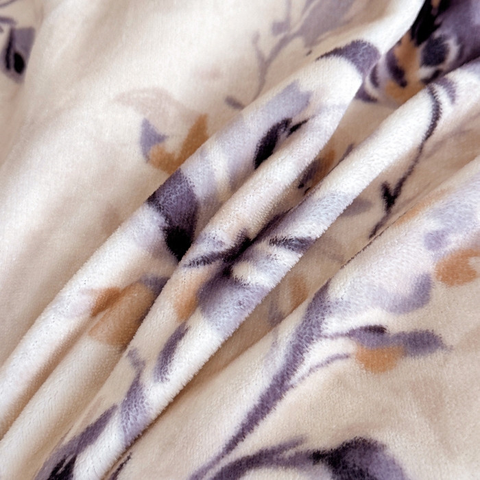 91家纺网 家纺一手货源 找家纺 绘萱家居 2025新款爆款高密消光双层花边牛奶绒四件套印花 幽幽花香