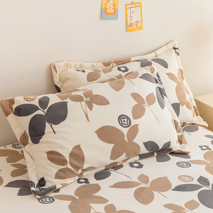 91家纺网 家纺一手货源 找家纺 金盛纺 2025新款高克重牛奶绒印花系列单床单(可定制) 落叶