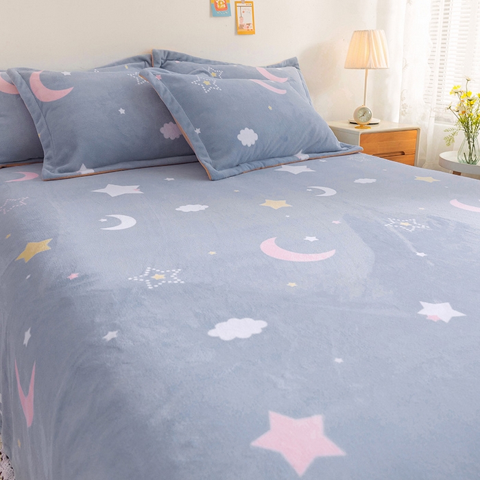 91家纺网 家纺一手货源 找家纺 金盛纺 2025新款高克重牛奶绒印花系列单床单(可定制) 梦幻星空（蓝）