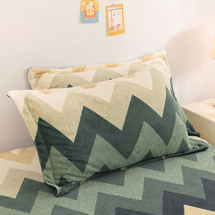 91家纺网 家纺一手货源 找家纺 金盛纺 2025新款高克重牛奶绒印花系列单床单(可定制) 梦境（绿）