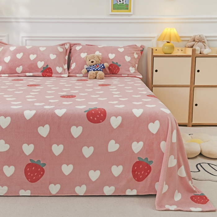 91家纺网 家纺一手货源 找家纺 金盛纺 2025新款高克重牛奶绒印花系列单床单(可定制) 桃心草莓